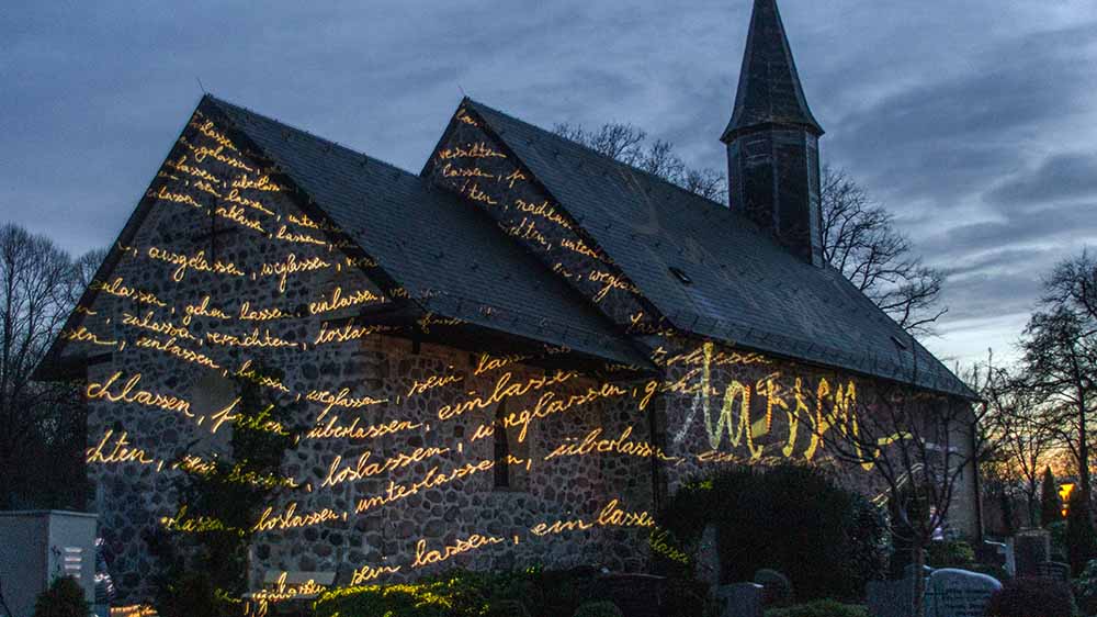Mutmachende Botschaften zieren die Kirche von Haddeby