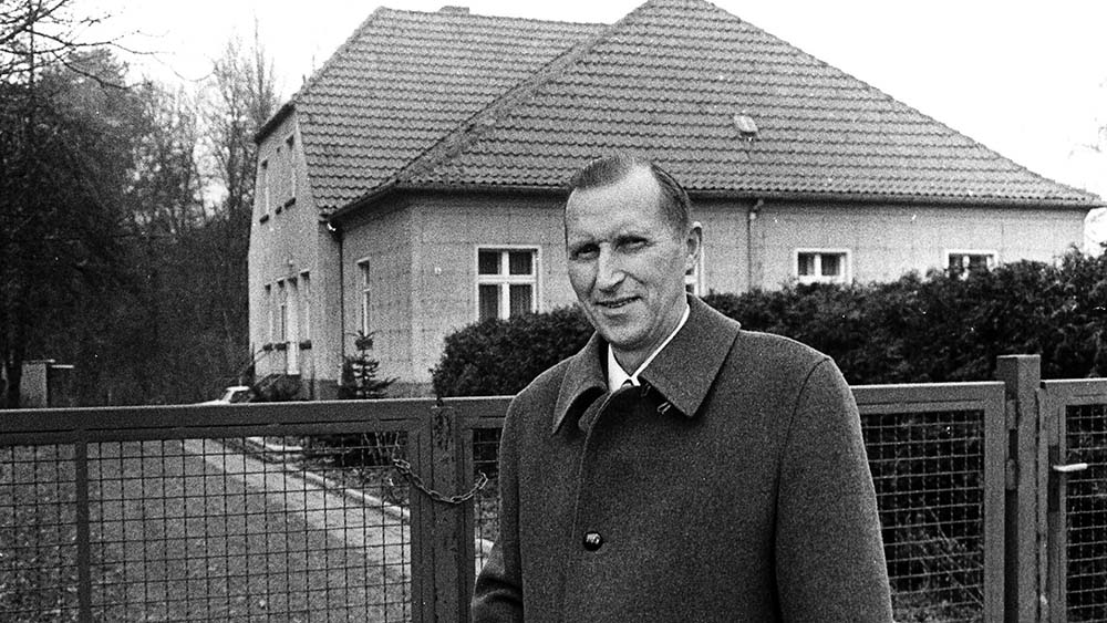 Der echte Uwe Holmer im Februar 1990 vor seinem Wohnhaus in Lobetal, wo zu dem Zeitpunkt die Honeckers Unterschlupf fanden