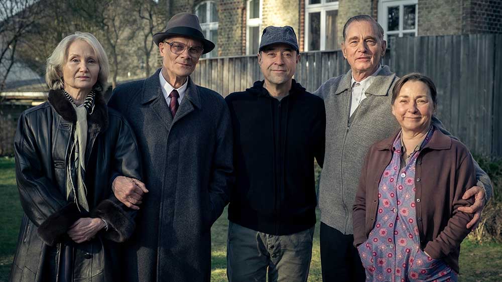 Drehstart für „Honecker und der Pastor“ (v.l.): Margot Honecker (Barbara Schnitzler), Erich Honecker (Edgar Selge), Jan Josef Liefers (Regisseur/Produzent), Uwe Holmer (Hans-Uwe Bauer) und Sigrid Holmer (Steffi Kühnert)