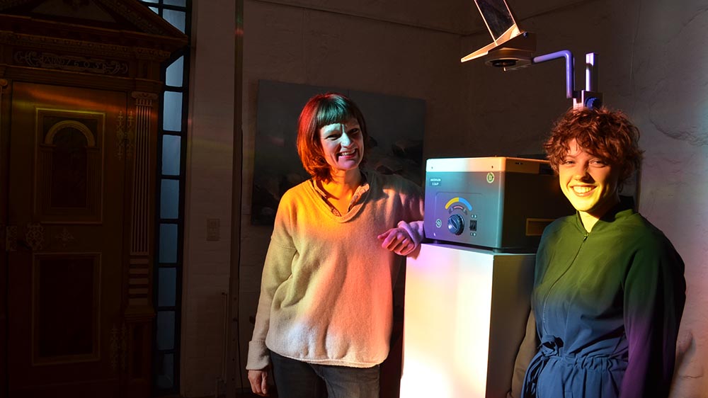 Künstlerin Katrin Bethge mit ihrer Assistentin May-Lena Tylkowski