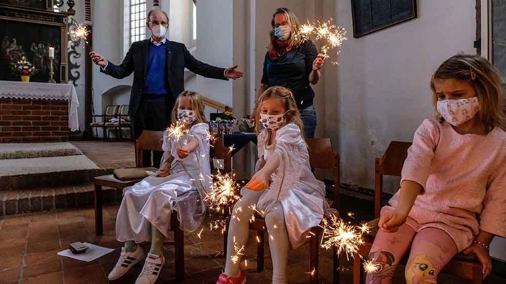 Unbeschwerter Moment: Landesbischof Ralf Meister in der ostfriesischen Kirchengemeinde Victorbur.