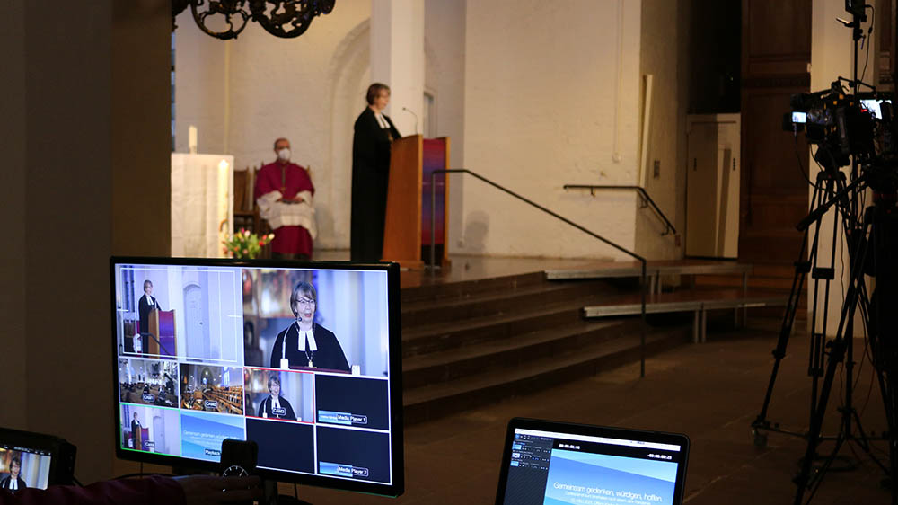Der Gottesdienst aus Kiel ist – wie auch die beiden anderen Feiern – live auf dem Youtube-Kanal der Nordkirche übertragen worden