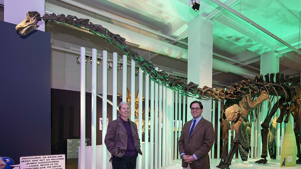Die Paläontolgin Annette Richter und der Filmwissenschaftler Daniel Hercenberger präsentieren die Ausstellung
