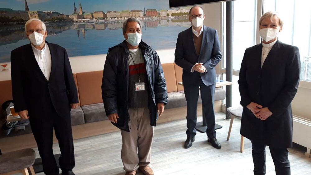 Gemeinsamer Einsatz für die Seeleute (v.l.): Reeder Frank Leonhardt, Kapitän Tekemau Kiraua, Staatsminister Niels Annen und Bischöfin Kirsten Fehrs