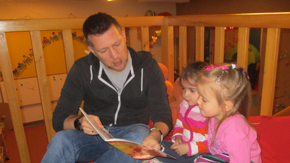 Morgens um 8 Uhr ist noch etwas mehr Zeit: Tobias Neuse von der Kita Gethsemane liest Kindern eine Geschichte vor.