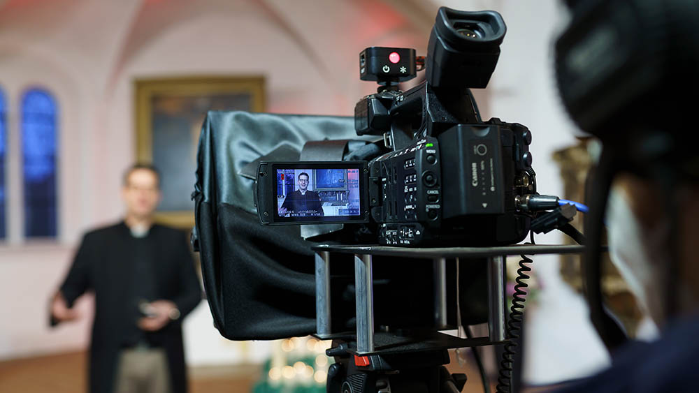 Kamera läuft! Pastor Heiko von Kiedrowski bei der Übertragung des Gottesdienstes