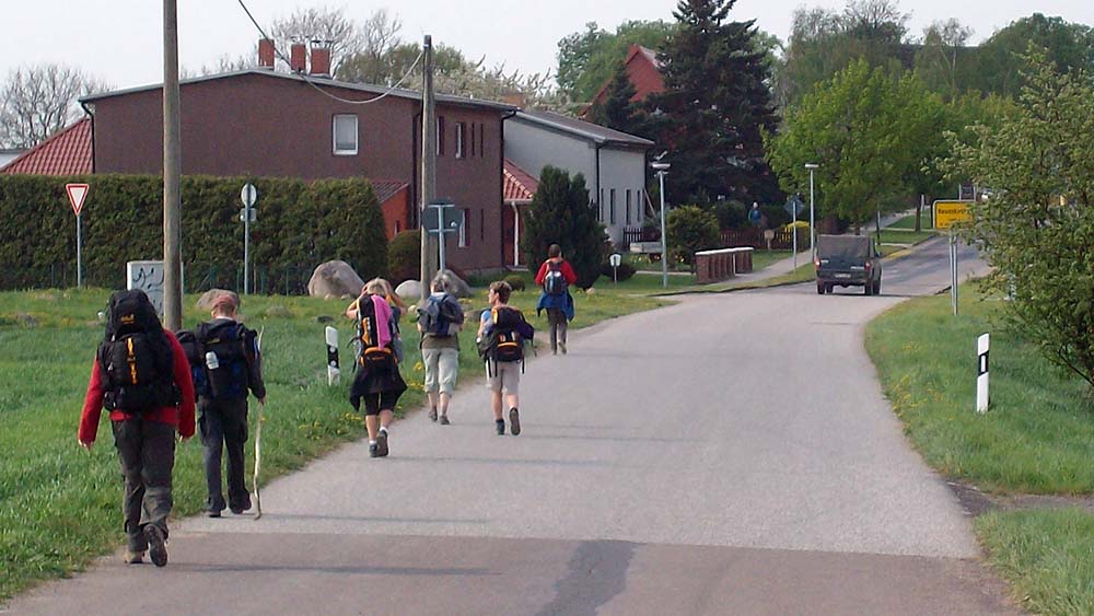 Auf dem Weg: Durch kleine Ortschaft führt der Pilgerweg Mecklenburgische Seenplatte