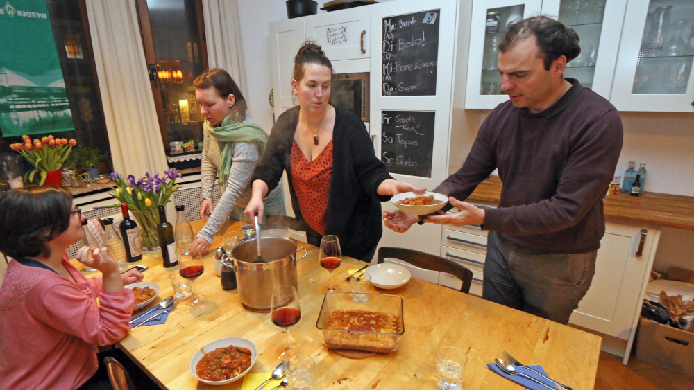 Leonie Klinkhammer, Anna Fäthe, Anna-Lena Lorenz und Elias Fäthe (v.li.) am abendlichen Essenstisch.