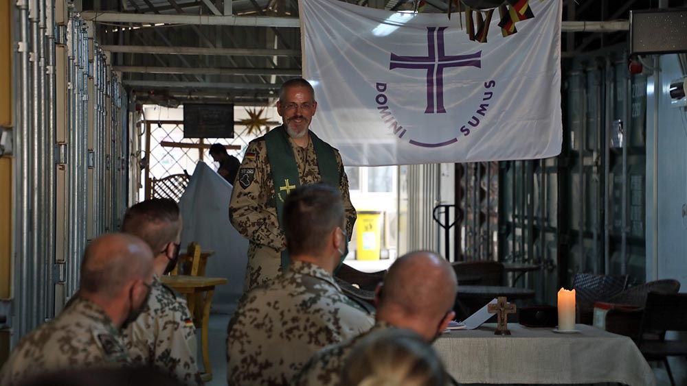 Militärpfarrer Jens Pröve bei einem Feldgottesdienst im Einsatz in Nordirak