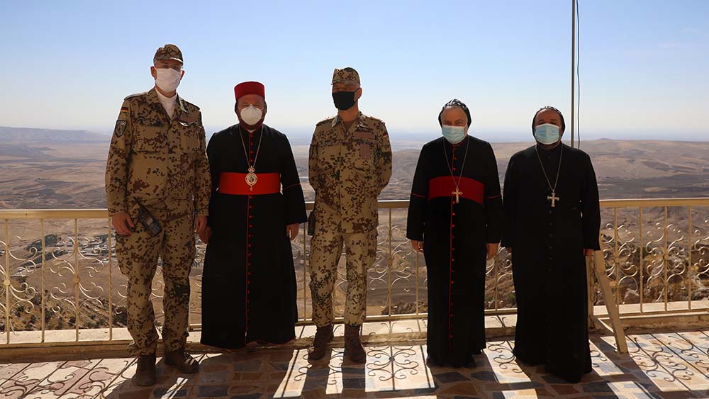Militärpfarrer Jens Pröve (l.) und Oberst Nikolaus Nogrady mit Vertretern der Syrisch-orthodoxen Kirche im Kloster Mor Mattai.