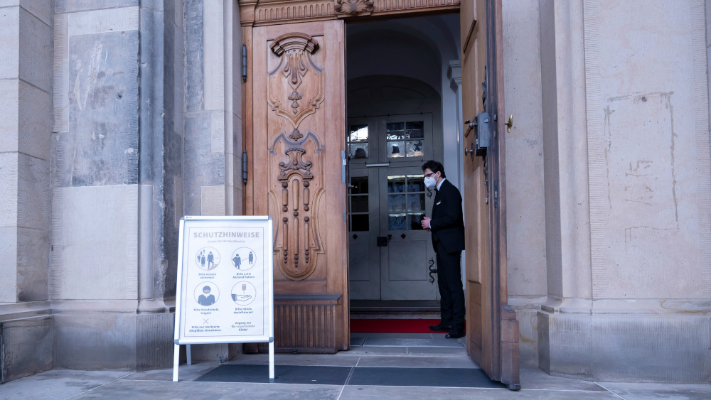 Schutzhinweise für die Gottesdienstbesucher an der Frauenkirche in Dresden.