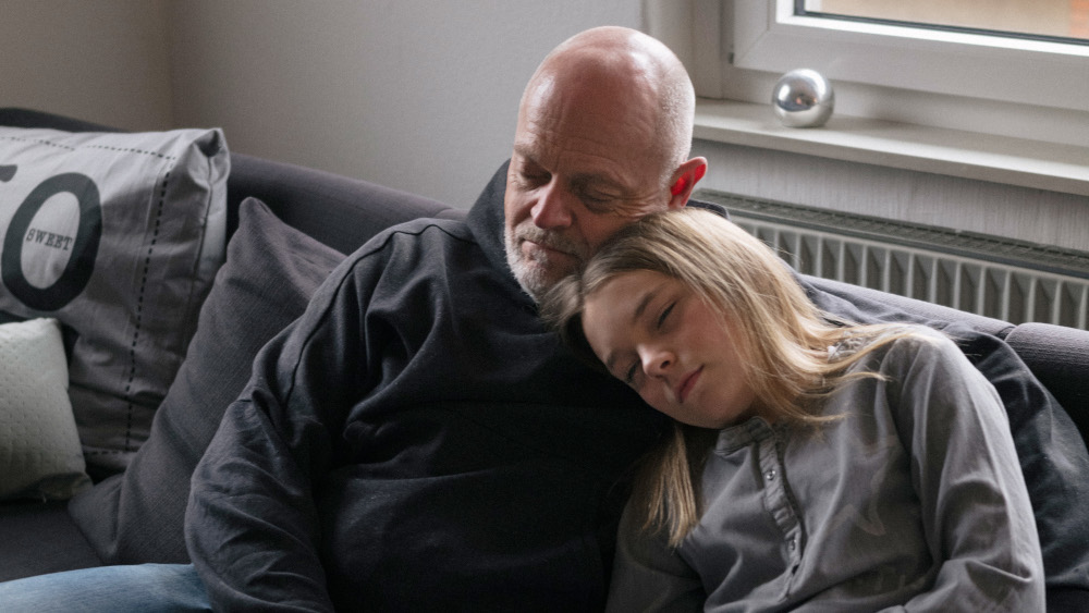 Paula Rodler kuschelt mit ihrem Vater Kai auf dem Sofa