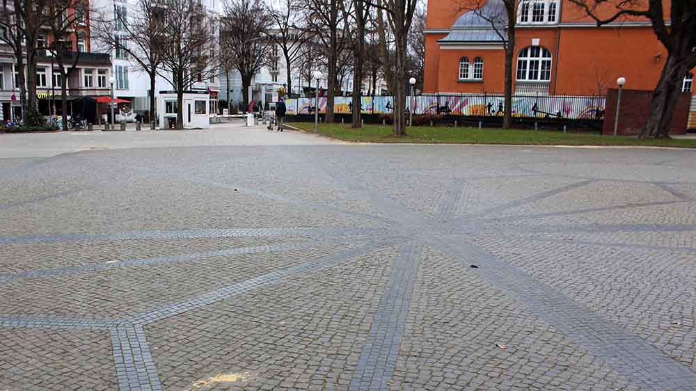 Ein Mosaik im Boden zeichnet die Umrisse der früheren Synagoge nach