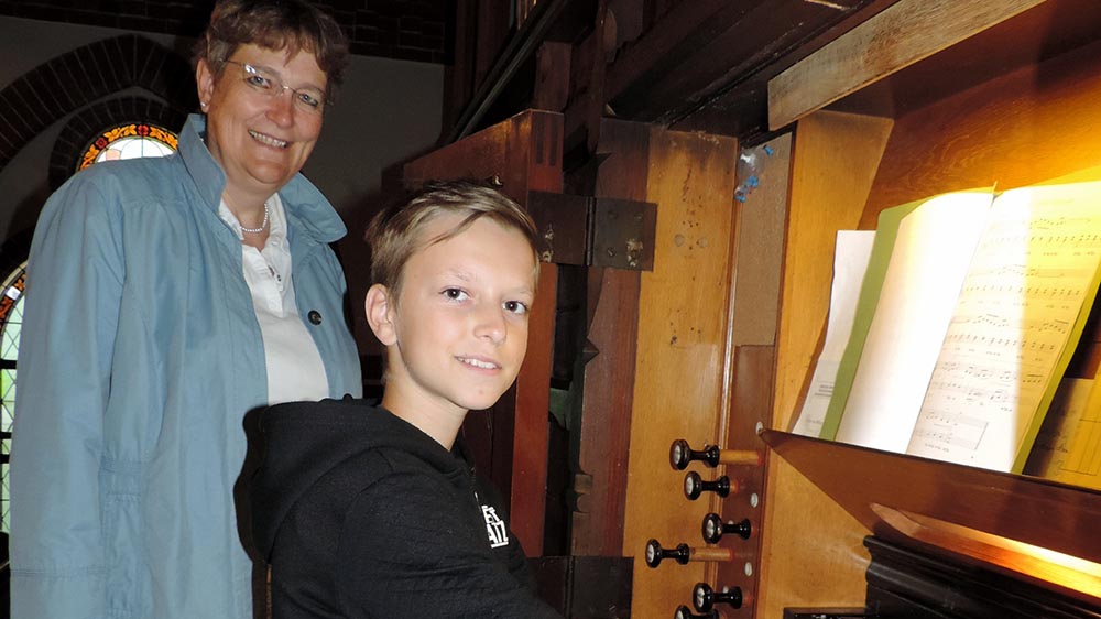 Diplom-Kirchenmusikerin Dr. Ina Altripp unterrichtet Karl Krüger aus Koserow