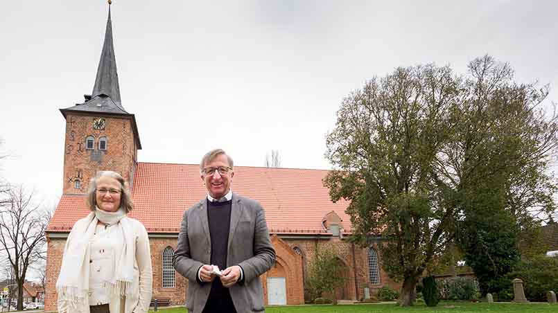 Kein örtlicher Propst mehr an der Maria-Magdalenen-Kirche in Bad Bramstedt: Susanne Wölffel und der scheidende Propst Kurt Riecke