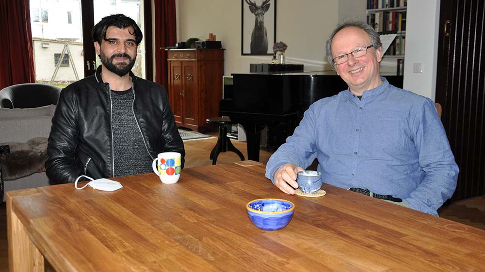 Gemeinsamer Tee unter Mitbewohnern: Alaa Muslet und Pastor Christoph Borger