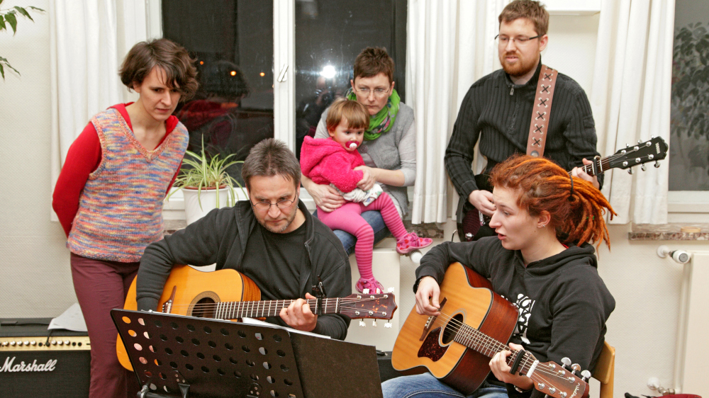 Hobbymusizierende spielen häufig im engen Familienkreis. (Symbolbild)