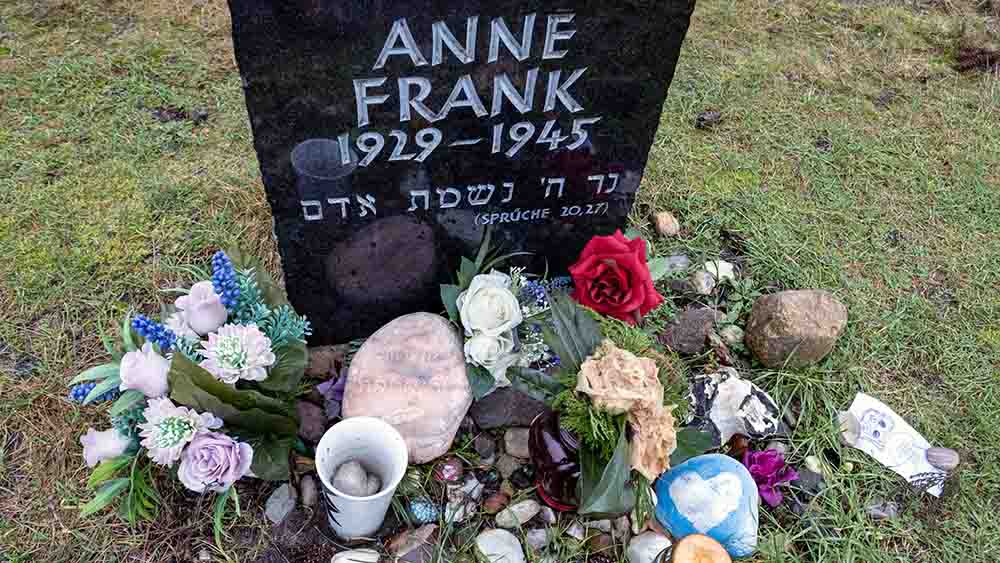 Symbolischer Grabstein fuer Anne Frank auf dem Gelaende der Gedenkstaette des ehemaligen Konzentrationslagers Bergen-Belsen bei Celle