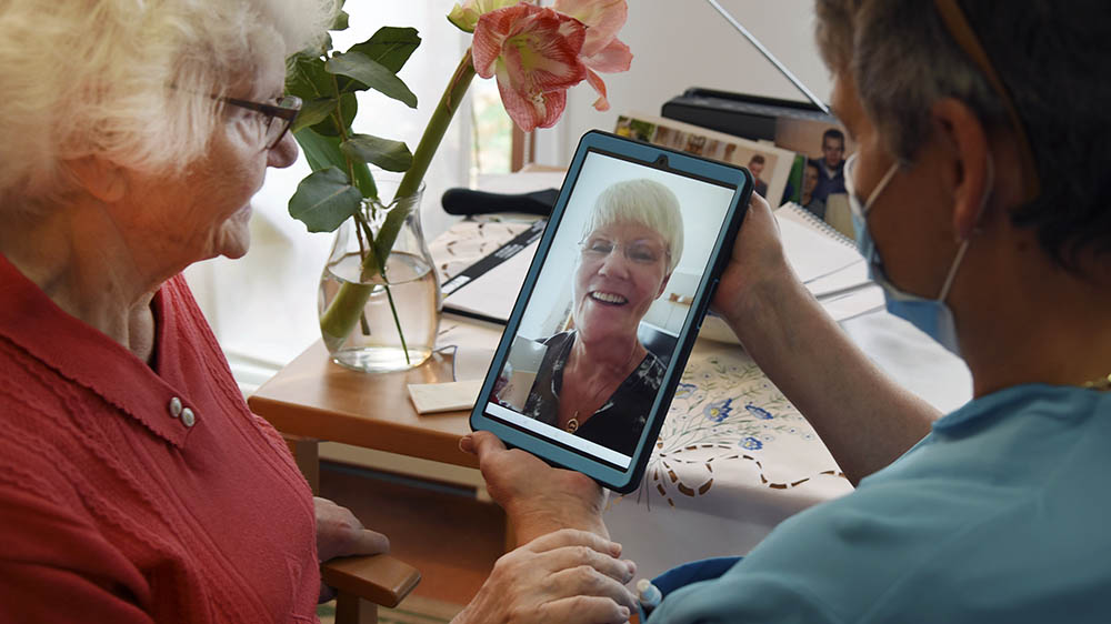 "Hallo! Wie geht's?" Mit Tablets können Heimbewohner den Kontakt zu Angehörigen halten
