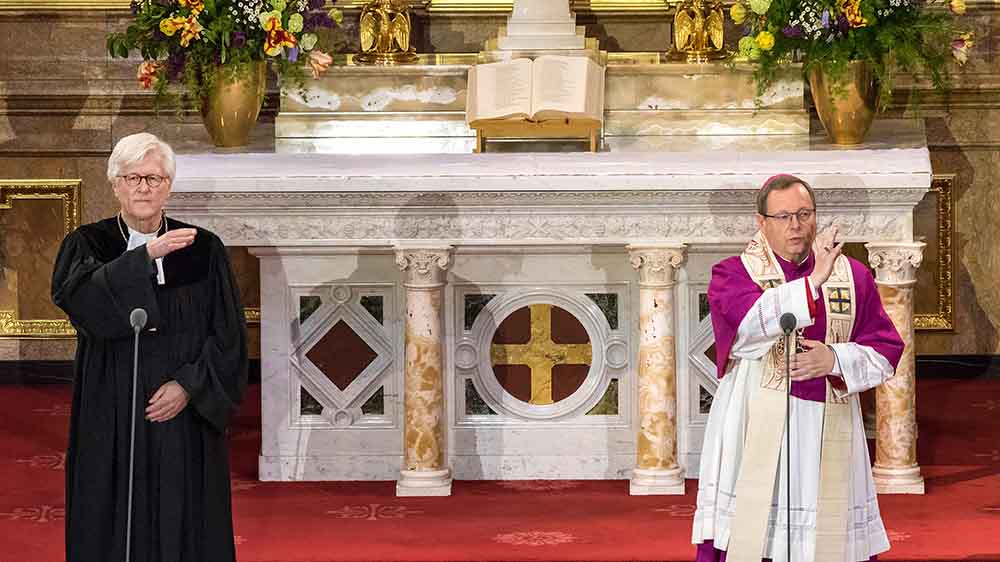 Heinrich Bedford-Strohm (li.) und Georg Bätzing bei einem gemeinsamen Gottesdienst. In Frankfurt ist sogar ein gemeinsames Abendmahl geplant