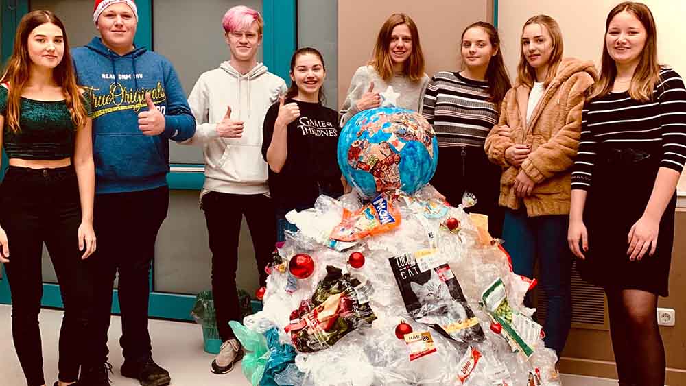 Image - Ein Weihnachtsbaum – aus Müll gebastelt