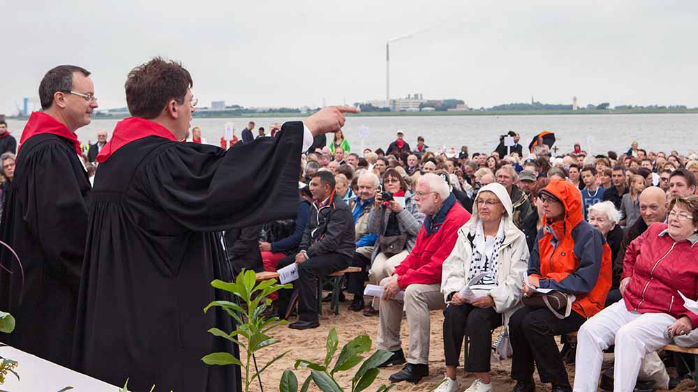 Große Tauffeste werden in Bremerhaven regelmäßig gefeiert. Im August 2013 kamen 1.300 Besucher