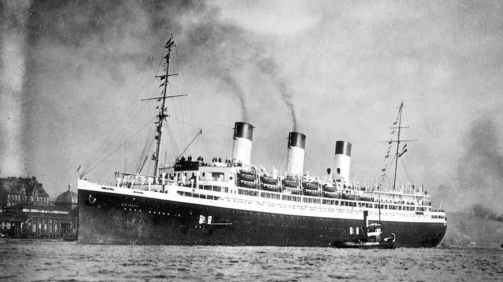 Der Schnelldampfer Cap Arcona im Januar 1927 auf der Hamburger Elbe