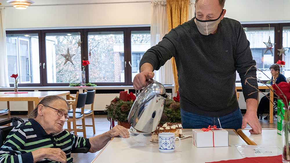 Laut Schulz würden Zeitarbeitskräfte in der Pflege die Einrichtungen sehr viel mehr Geld kosten als reguläre Beschäftigte (Symbolbild)