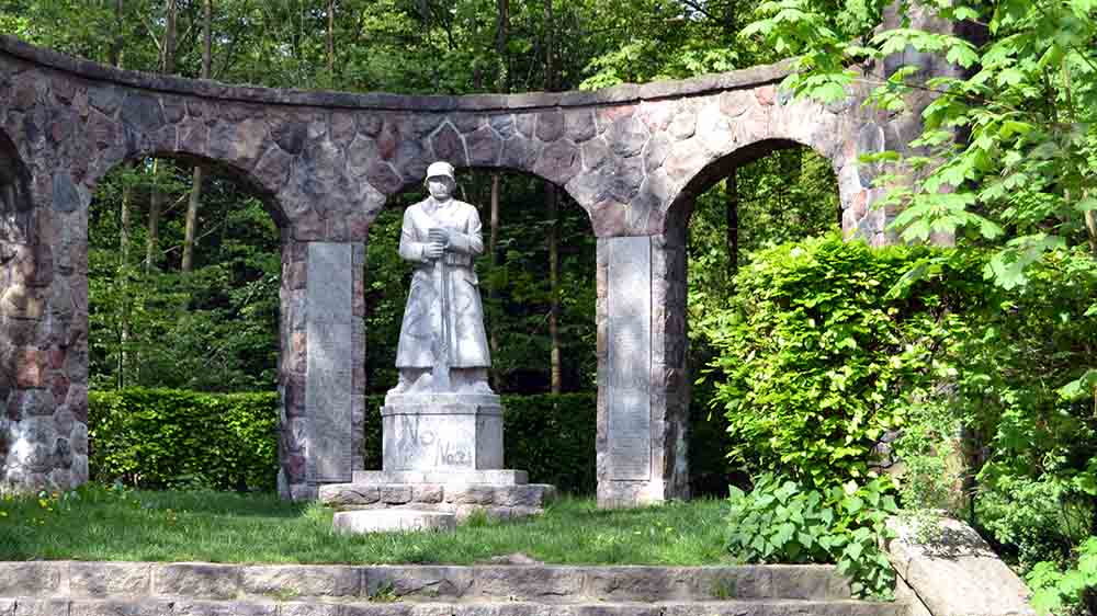 Das Denkmal zeigt einen heroischen Soldaten