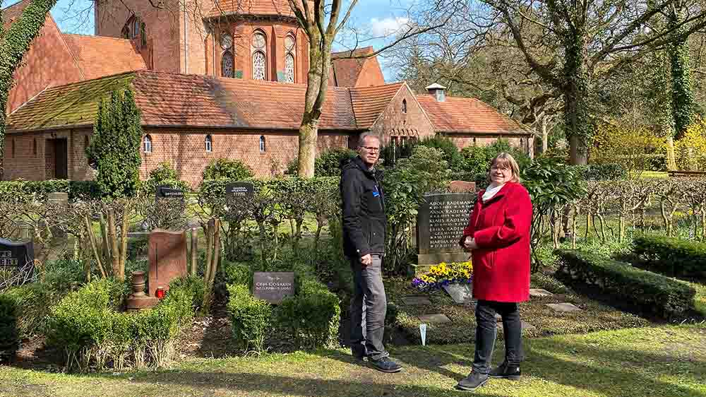 Pröpstin Almut Witt und Karsten Spitz-Fischer, Leiter der Abteilung Friedhöfe, auf dem Parkfriedhof Eichhof