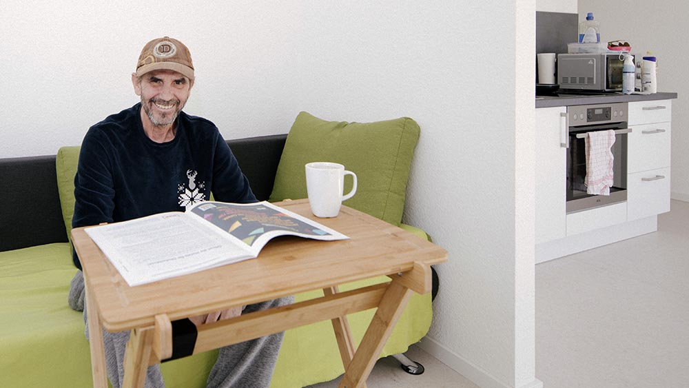 Franz Bauer in der eigenen Wohnung im Neubau der Stiftung "Ein Zuhause" in Hannove