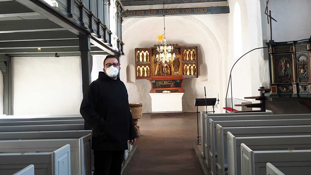 Ingo Pohl in der St.-Severin-Kirche von Keitum