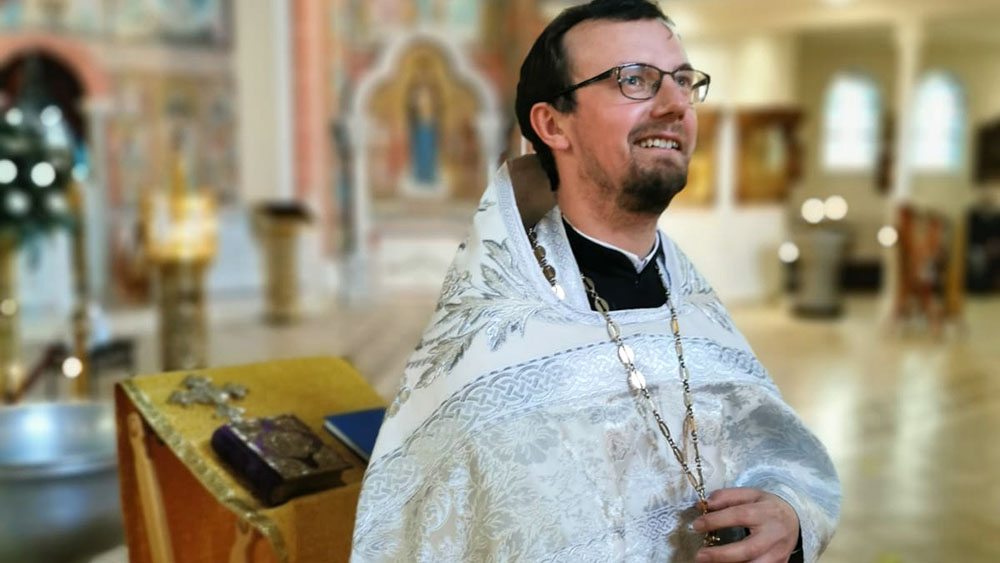 Priester Ioann Sukhoniak sucht für seine Gemeinde einen Ort, um sonntags Gottesdienst zu feiern