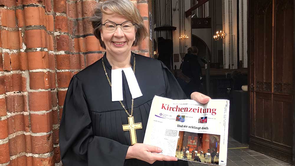 Für Landesbischöfin Kristina Kühnbaum-Schmidt ist die  Kirchenzeitung eine wichtige Quelle für Information und Inspiration
