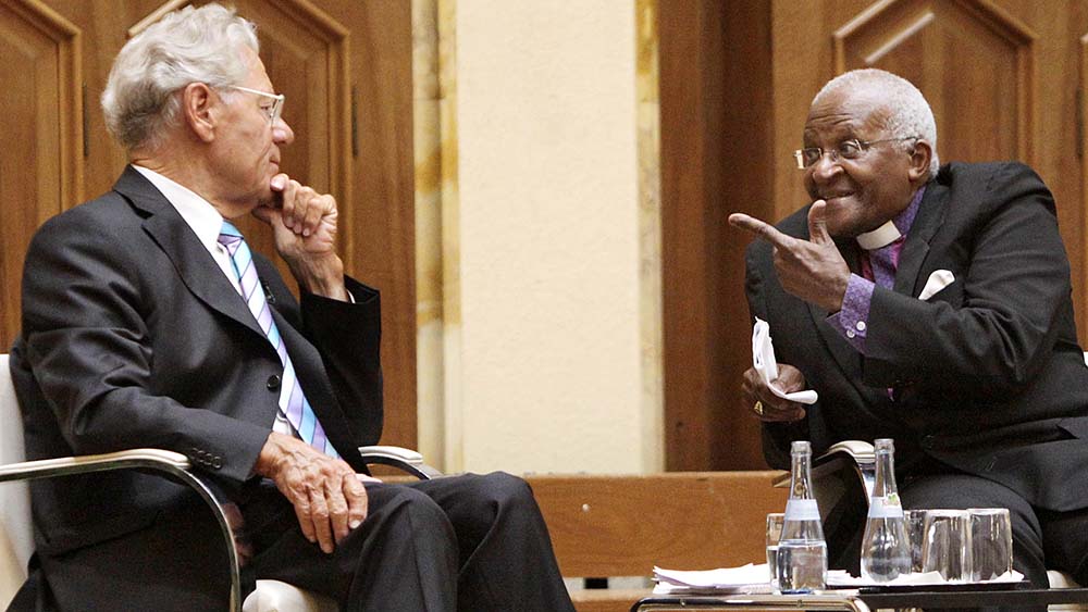 Im Juni 2009 sitzt Küng gemeinsam mit Friedensnobelpreisträger Desmond Tutu bei einer Veranstaltung in Tübingen gemeinsam auf der Bühne