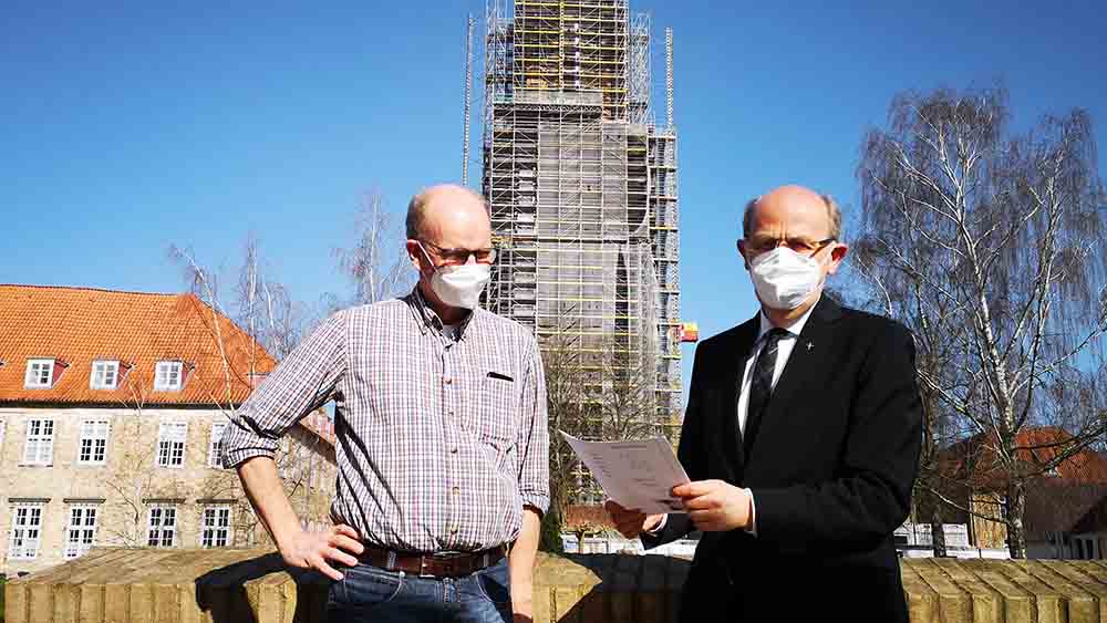 Andreas Hamann und Bischof Gothart Magaard mit einer Bauskizze vor dem Dom