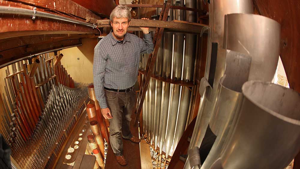 Manuel Gera steht im Oktober 2009 inmitten der Pfeifen der renovierten Steinmeyer-Orgel