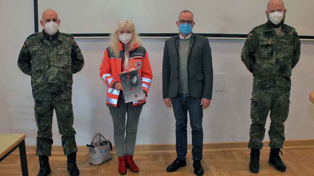 Vorbereitungs-team: Hauptmann Oertel, eine Mitarbeiterin des Roten Kreuzes, Militärpastor Jacobi und Hauptmann Claasen (v.l.).