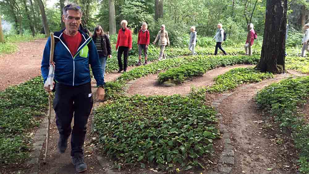 Im Sommer 2019 machte Pilgerpastor Bernd Lohse sich mit einer Gruppe im Hamburger Stadtpark auf den Weg