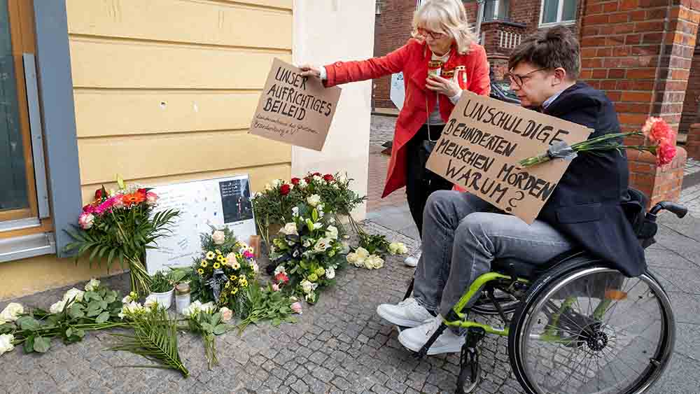 Blumen und Transparente am Gebäude der Einrichtung
