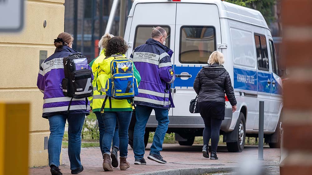 Notfallseelsorger auf dem Weg zum Tatort