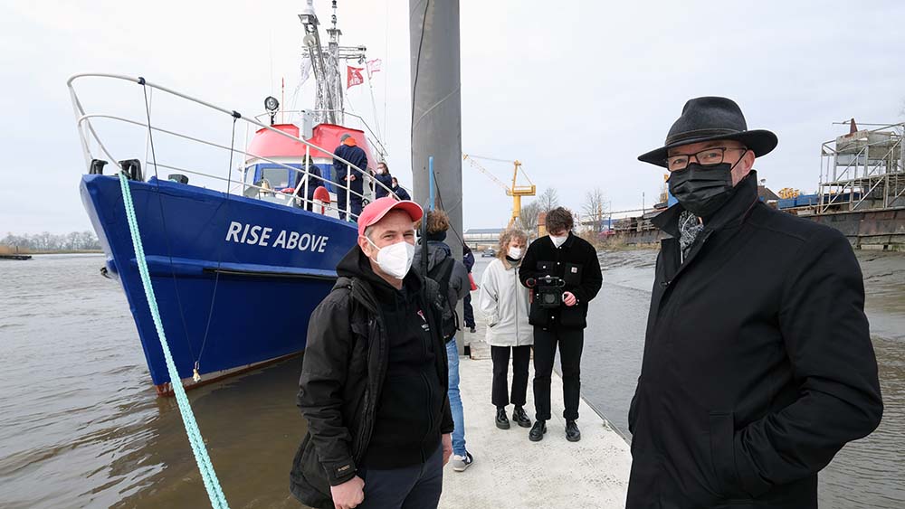 Image - Landesbischof aus Sachsen tauft Rettungsschiff für Flüchtlinge