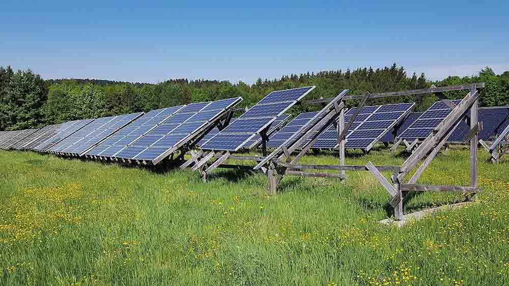 Eine Solaranlage kann Landwirten Ackerland wegnehmen (Symbolbild)