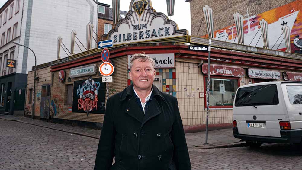 Pastor Sieghard Wilm vor der bekannten Kneipe "Silbersack" – die momentan geschlossen ist