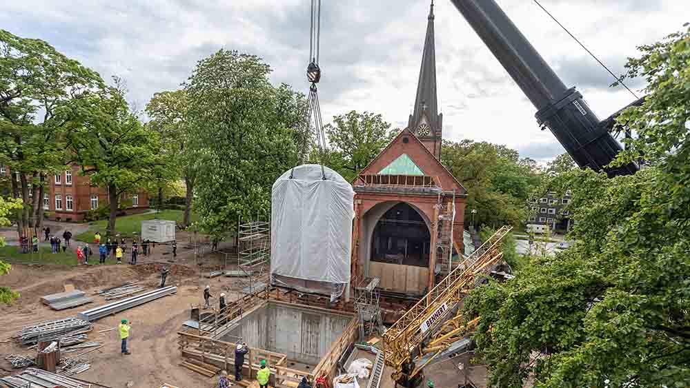 Der Kran hat das Altarbild im Mai 2021 am Haken