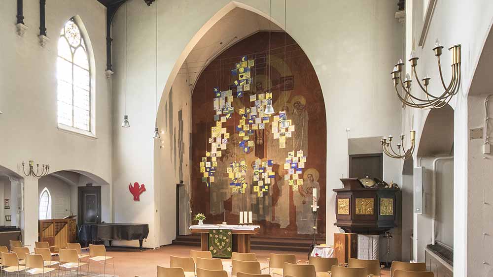 So sah das Altarbild zuletzt aus, verborgen hinter kleinen Teppichstücken