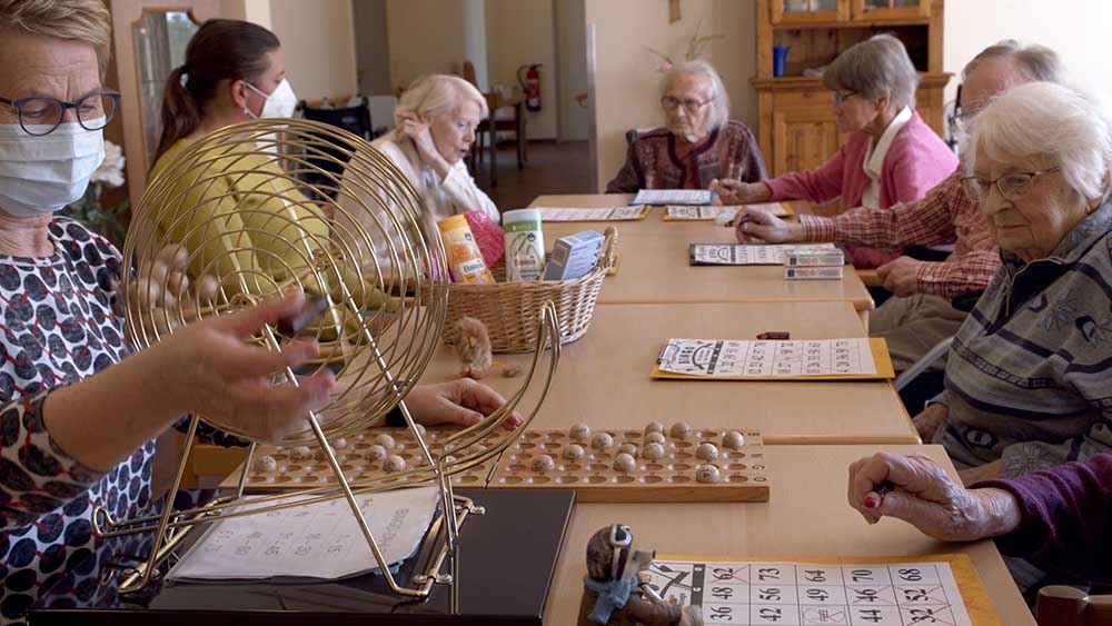 Die Bewohner des "Katharina-von-Bora-Hauses" in Osnabrück können endlich wieder Bingo spielen