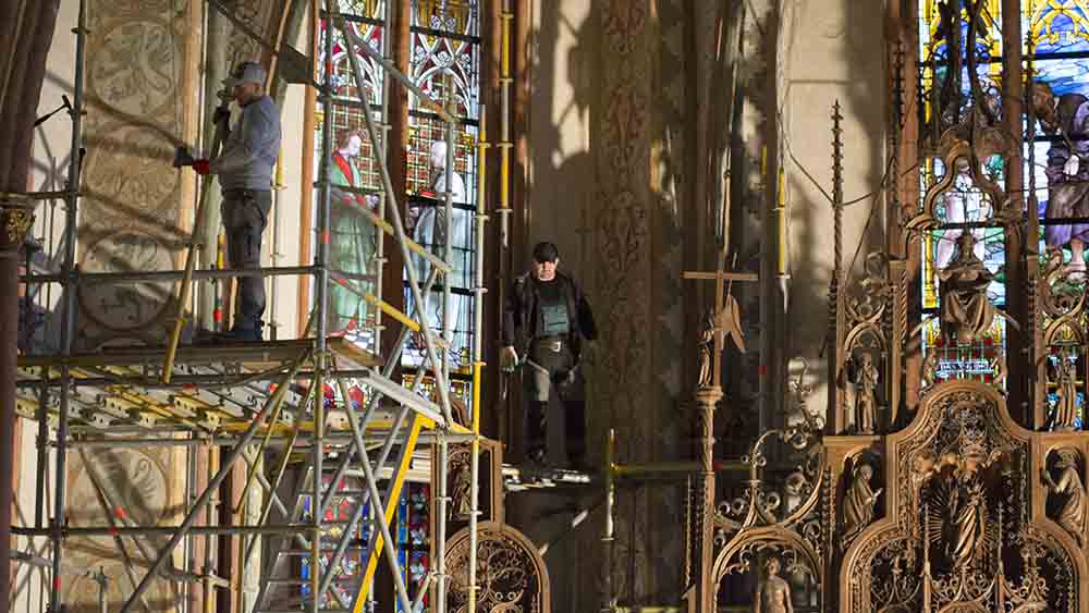 Arbeiter werkeln am Altar