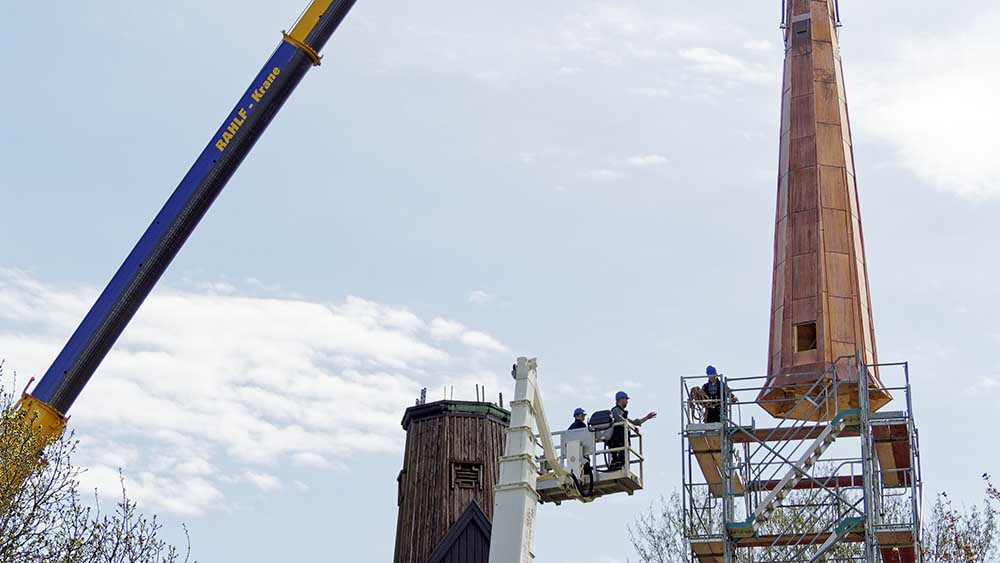 Mit viel Geschick steuert der Kranführer den Turm auf sein Ziel