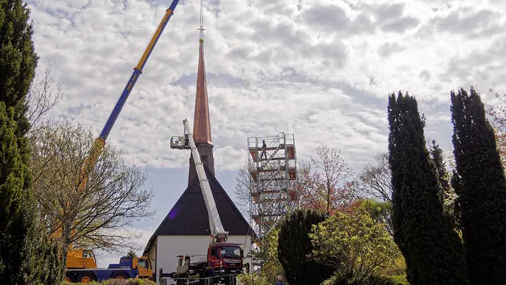 Sitzt, passt, wackelt nicht, hat keine Luft: Die Kirche hat ihren Turm wieder